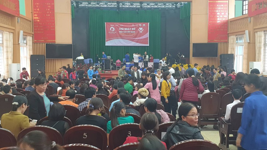 Hàng nghìn người có mặt ở Nhà Văn hoá huyện Duy Tiên (tỉnh Hà Nam) tham dự Ngày Chủ Nhật Đỏ lần thứ 12 - Ảnh: Hoàng Long