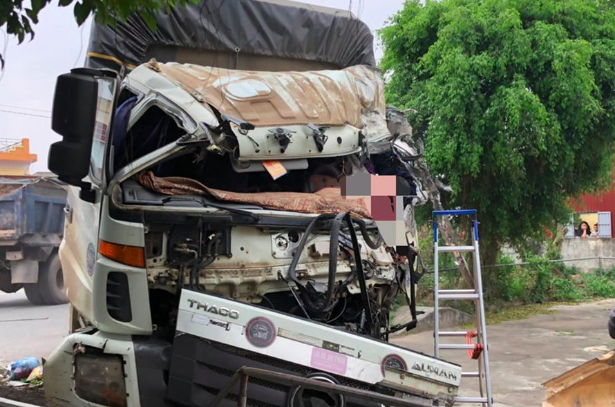 Xe tải mang BKS 18C - 04004 bị tử vong tại chỗ - Ảnh: Hoàng Long