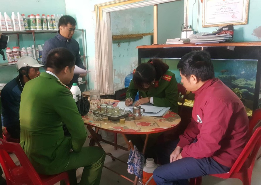 Cảnh sát môi trường Nam Định lập biên bản quả tang vụ bán hoá chất cấm - Ảnh: Hoàng Long