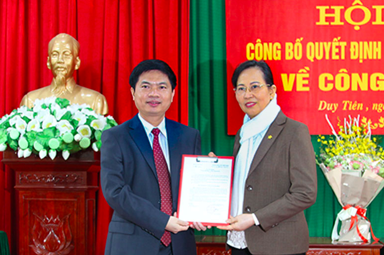 Bí thư Tỉnh uỷ Hà Nam trao quyết định cho tân Bí thư Huyện uỷ Duy Tiên - Ảnh: Hoàng Long