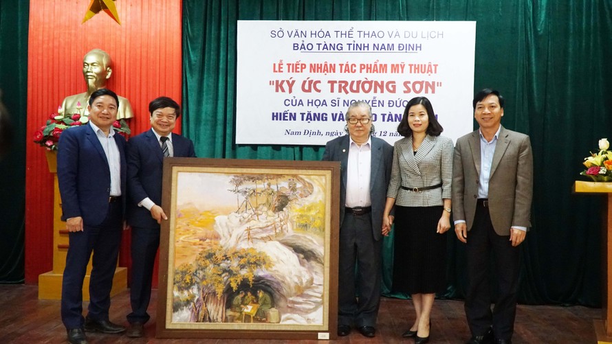 Hoạ sỹ Đức Dụ tặng tranh về ký ức Trường Sơn cho Bảo tàng Nam Định - Ảnh: Hoàng Long