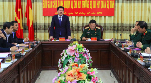 Tư lệnh Quân khu 3 và Lãnh đạo tỉnh Thái Bình chủ trì hội nghị bàn giao chức danh quân đội - Ảnh: Hoàng Long