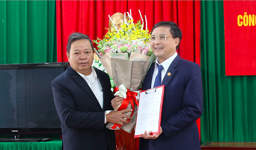 Chủ tịch UBND tỉnh Hà Nam Nguyễn Xuân Đông chúc mừng tân Phó Chủ tịch UBND tỉnh - Ảnh: Hoàng Long