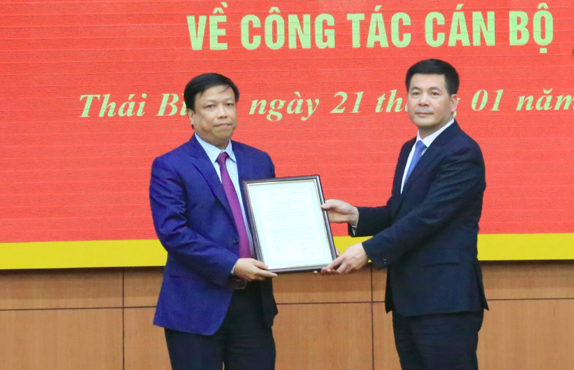 Bí thư Tỉnh uỷ Thái Bình trao quyết định và chúc mừng tân Bí thư Đảng uỷ Khối Doanh nghiệp Thái Bình - Ảnh: Hoàng Long