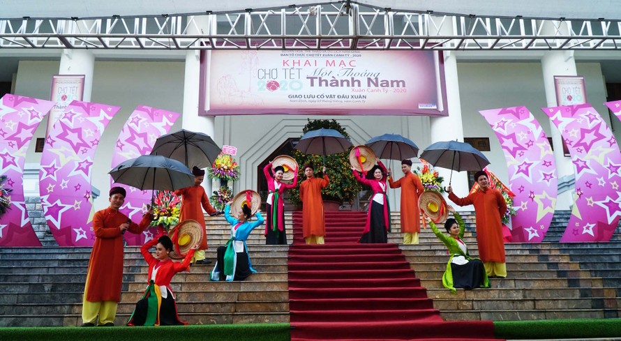 Chợ Tết tái hiện văn hoá truyền thống Thành Nam được tổ chức tại Bảo tàng Nam Định - Ảnh: Hoàng Long