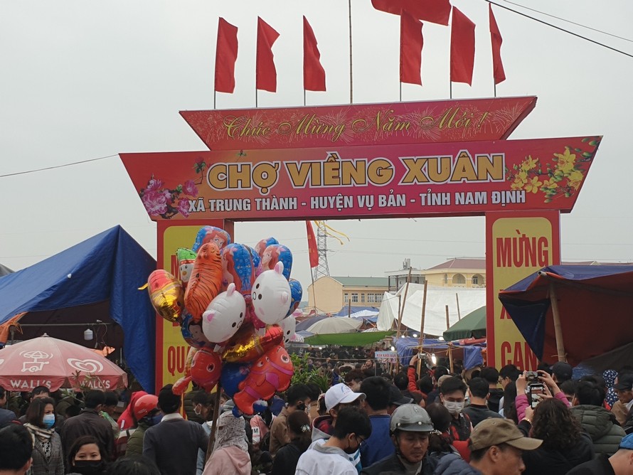 hàng vạn người dổ về dự phiên chợ Viềng "năm có một phiên" tại Nam Định - Ảnh: Hoàng Long
