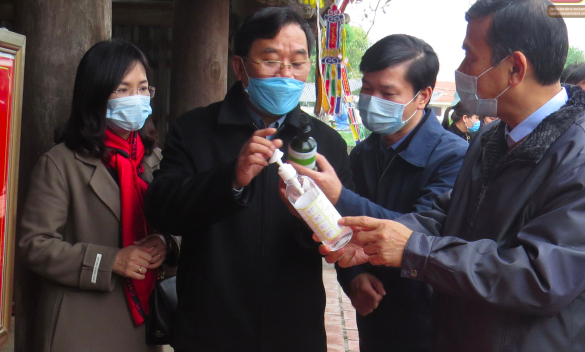 Chủ tịch Thái Bình phát hiện nước rửa tay sát khuẩn tại chùa Keo không đảm bảo chất lượng - Ảnh: Hoàng Long
