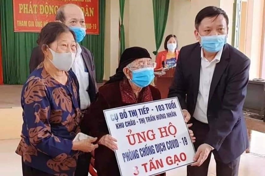 Cụ Đỗ Thị Tiếp trao tặng 3 tấn gạo cho Quỹ phòng chống COVID- 19 - Ảnh: Hoàng Long