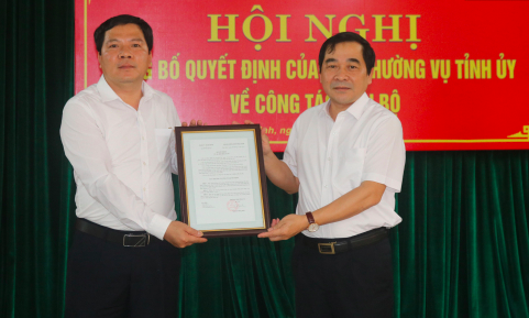 Phó Bí thư Tỉnh uỷ Thái Bình trao quyết định bổ nhiệm Phó Chủ tịch Liên minh HTX - Ảnh: Hoàng Long