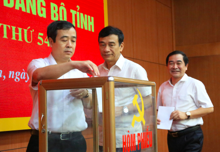 100% đại biểu bỏ phiếu nhất trí bầu ông Ngô Đông Hải làm Bí thư Tỉnh uỷ Thái Bình - Ảnh: Hoàng Long