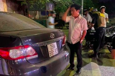 Trưởng Ban Nội chính Thái Bình và chiếc xe gây tai nạn - Ảnh: Hoàng Long