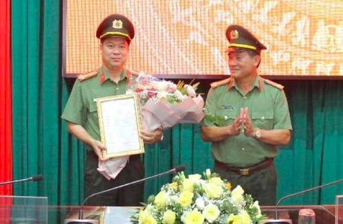 Giám đốc Công an tỉnh Thái Bình Nguyễn Thanh Trường (trái) được thăng quân hàm đại tá - Ảnh: Hoàng Long