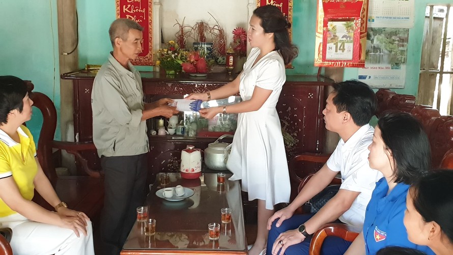 Báo Tiền Phong, Tỉnh đoàn Nam Định và các nhà hảo thâm thăm hỏi, tặng quà cựu TNXP tại Nam Định - Ảnh: Hoàng Long