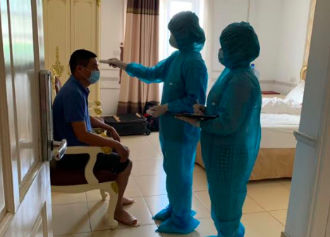 Khám, kiểm tra sức khoẻ người nước ngoài đang được cách ly tại tỉnh Thái Bình - Ảnh: Hoàng Long