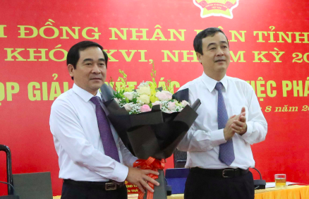 Bí thư Tỉnh uỷ Thái Bình Ngô Đông Hải (phải) chúc mừng tân Chủ tịch HĐND tỉnh Nguyễn Tiến Thành. Ảnh: Hoàng Long