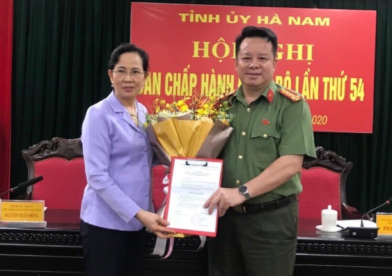 Bí thư Tỉnh uỷ Hà Nam Lê Thị Thuỷ trao quyết định của Ban Bí thư cho đại tá Nguyễn Quốc Hùng - Ảnh: Hoàng Long