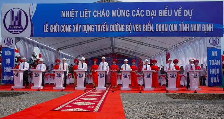 Các đại biểu bấm nút khởi công tuyến đường bộ ven biển chạy qua tỉnh Nam Định. Ảnh: Hoàng Long