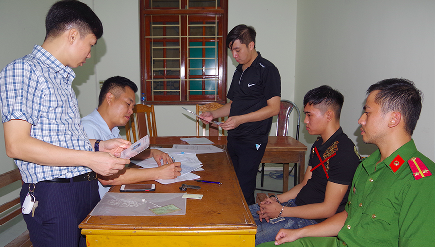 Nguyễn Văn Việt (dấu gạch chéo đỏ) bị bắt vì làm giả con dấu,tài liệu - Ảnh: Hoàng Long