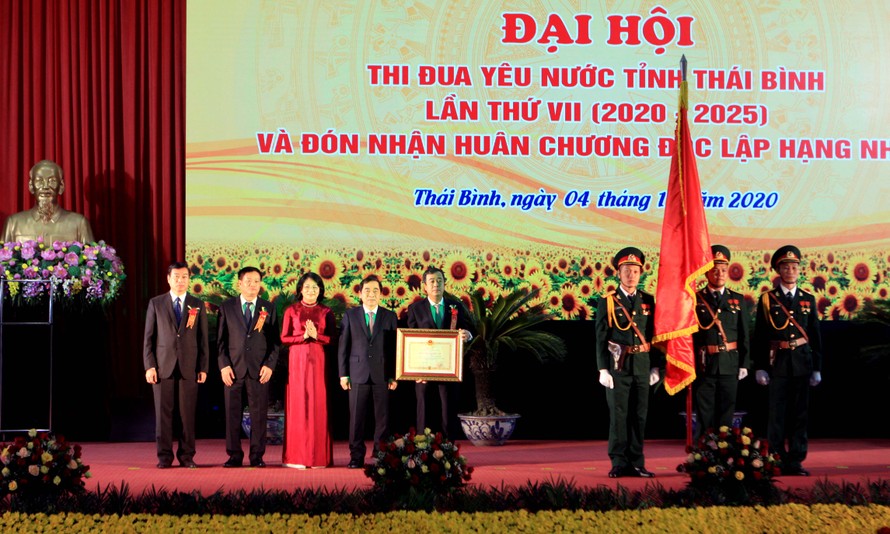 Phó Chủ tịch nước Đặng Thị Ngọc Thịnh trao tặng Huân chương Độc lập hạng Nhất cho tỉnh Thái Bình. Ảnh: Hoàng Long