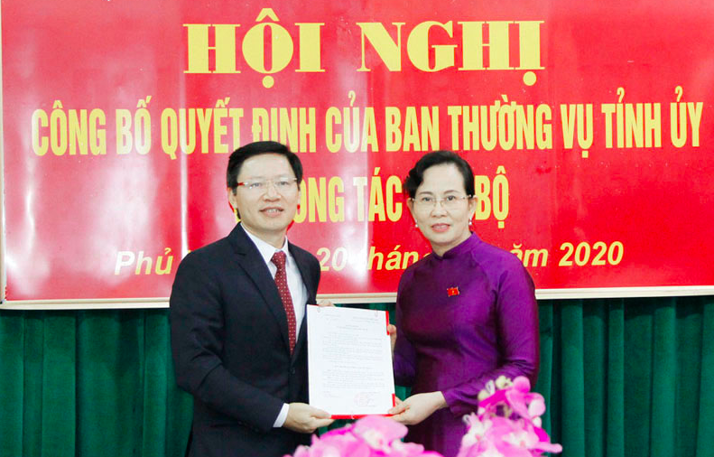 Bí thư Tỉnh uỷ Hà Nam trao quyết định phân công công tác cho tân Trưởng Ban Dân vận Tỉnh uỷ - Ảnh: Hoàng Long 