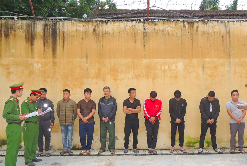 9 đối tượng bị bắt quả tang ki đang tham gia sát phạt tại ổ xóc đĩa - Ảnh: Hoàng Long