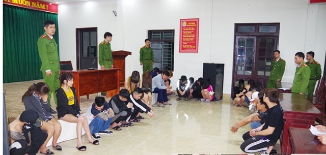 Công an Phủ Lý bắt quả tang 39 thanh niên nam nữ đang "thác loạn" trong nhà nghỉ - Ảnh: Hoàng Long