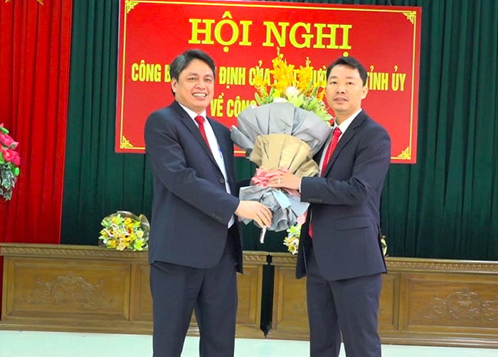 Tân Trưởng Ban Nội chính Tỉnh uỷ Nam Định Trần Minh Thắng (trái) và tân Bí thư Huyện uỷ Mỹ Lộc (phải) tại hội nghị công bố quyết định - Ảnh: Hoàng Long