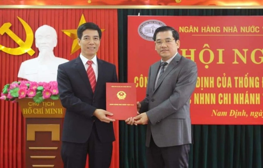 Đại diện NHNN VN trao quyết định bổ nhiệm cho tân Giám đốc NHNN Chi nhánh tỉnh Nam Định Đặng Văn Kim - Ảnh: Hoàng Long