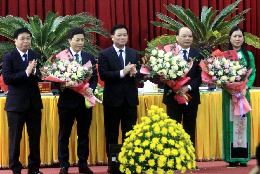 Chủ tịch UBND tỉnh Thái Bình chúc mừng tân Phó Chủ tịch HĐND, 2 tân Phó Chủ tịch UBND tỉnh - Ảnh: Hoàng Long