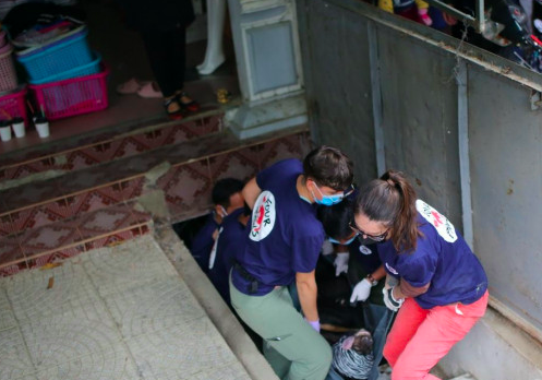 2 cá thể gấu ngựa nặng gần 300 kg được giải cứu khỏi chuồng nuôi tại một nhà dân ở Sông Mã, Sơn La - Ảnh: FOUR PAWS