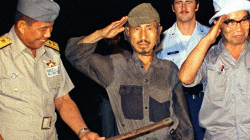 Ông Hiroo Onoda sau khi trao lại kiếm quân sự cho Tổng thống Philippines để đầu hàng và rời khỏi khu rừng ở đảo Lubang tháng 3/1974. Ảnh: AP