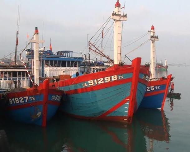 Tàu cá QNa 91298 TS cùng 15 ngư dân được lai dắt về bở an toàn