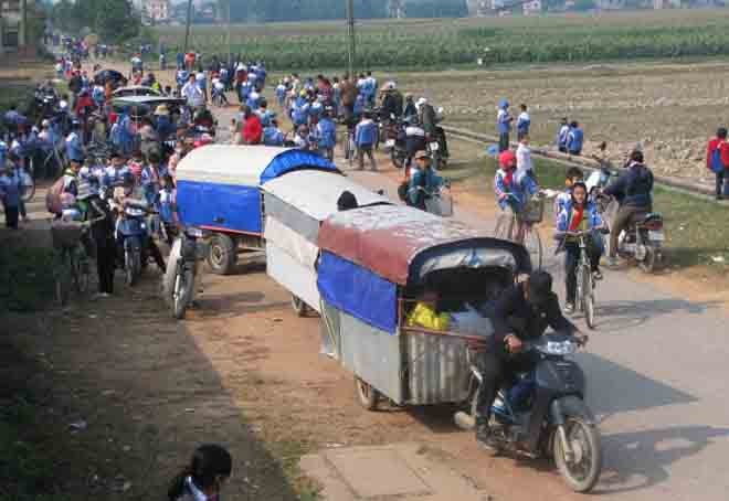 Đoàn xe tự chế vận hành trước sự thờ ơ của CSGT Sóc Sơn. ảnh: Quỳnh Nga