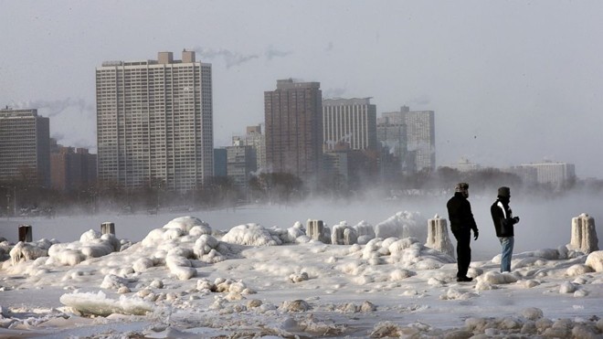 Hồ Michigan ở thành phố Chicago đóng băng hôm 7/1. Ảnh: Getty Images