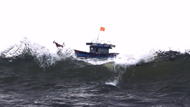 Tàu cá của ngư dân Việt Nam vượt sóng to gió lớn. Ảnh: V.Chương