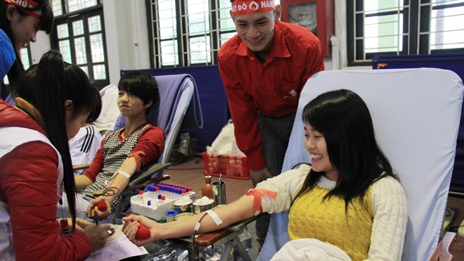  Sinh viên Hoàng Thị Hạnh tham gia hiến máu chào mừng Ngày Chủ nhật đỏ 2014. Ảnh: Trường Phong