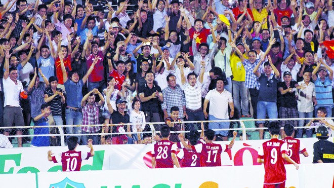  Các cầu thủ U19 Việt Nam chia vui cùng người hâm mộ sau khi ghi bàn vào lưới U19 Tottenham. ảnh: VSI 