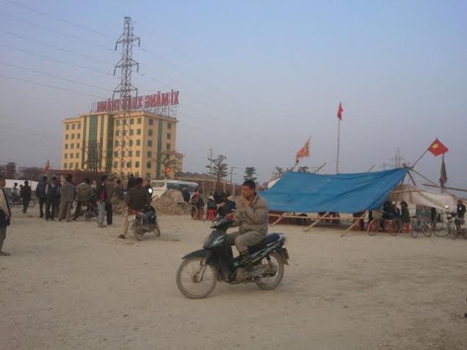 Người dân xã Thanh Nghi dựng lều quanh Nhà máy ximăng Xuân Thành để phản đối việc công ty này gây ô nhiễm môi trường nghiêm trọng. Ảnh: Dân Việt