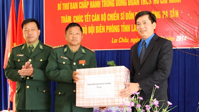 Bí thư T.Ư Đoàn Nguyễn Long Hải (phải) tặng quà cán bộ, chiến sĩ Đồn biên phòng Pa Tần