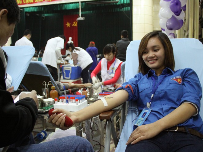 Sinh viên Vũ Thị Thủy là người đầu tiên hiến máu trong Chủ Nhật Đỏ tại Đại học Kỹ thuật Công nghiệp Thái Nguyên. Ảnh: Công Khanh