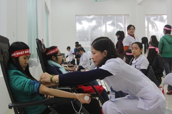 Hàng vạn bạn trẻ háo hức tham gia hiến máu trong Chủ Nhật Đỏ. Ảnh: Quang Long - Minh Thùy