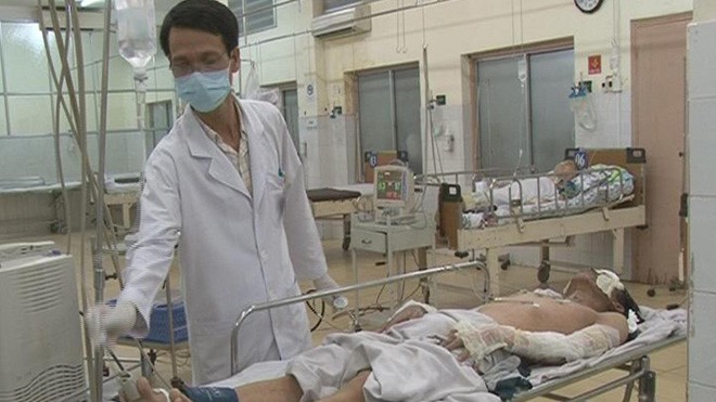 Nạn nhân Lê Văn Hạ đang được điều trị tại bệnh viện Trưng Vương