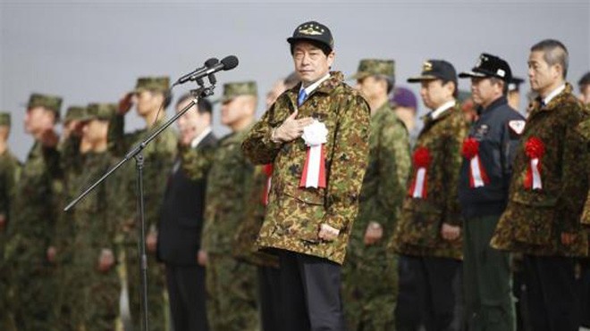 Bộ trưởng Quốc phòng Nhật Bản Itsunori Onodera (giữa) hôm 12/1 thị sát lực lượng không quân tập trận ở phía đông Tokyo. Ảnh: Issei Kato