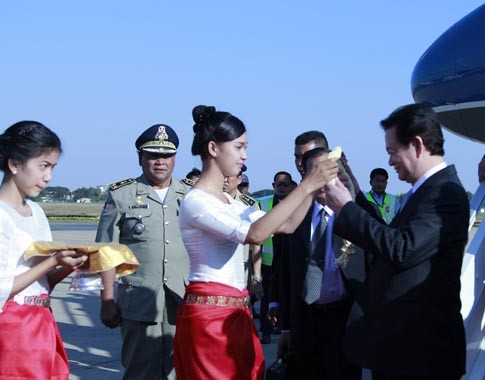 Đón Thủ tướng Nguyễn Tấn Dũng và đoàn đại biểu cấp cao Chính phủ Việt Nam tại sân bay Pochentong - Ảnh: Anh Vũ (Thanh Niên)