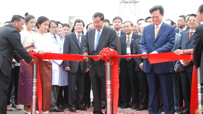 Thủ tướng Hunsen và Thủ tướng Nguyễn Tấn Dũng cắt băng khánh thành bệnh viện Chợ Rẫy - Phnompenh. Ảnh: Xuân Ba