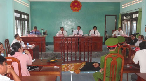 Bị cáo Nguyệt nằm trước vành móng ngựa trong phiên xử kỳ án "trộm dê". Ảnh: Thanh Niên