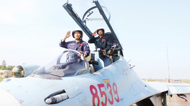  Đại tá phi công Nguyễn Xuân Tuyến (ghế trước) cùng đồng đội trở về sau một chuyến bay tuần tiễu đảo xa