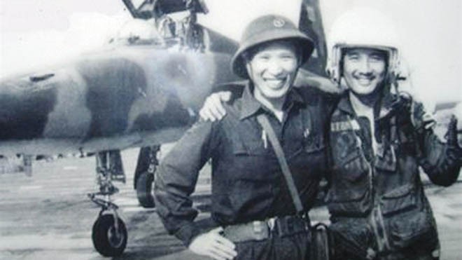  Nguyễn Thành Trung (bên phải) sau trận ném bom Dinh Độc Lập 4/1975. Ảnh: TL 