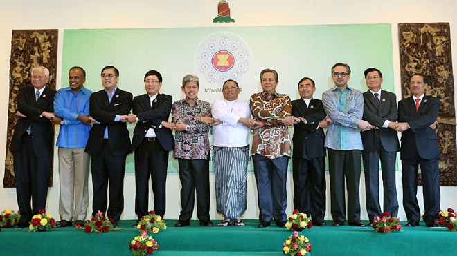  Tổng Thư ký ASEAN Lê Lương Minh (phải), Phó Thủ tướng - Bộ trưởng Ngoại giao Phạm Bình Minh (thứ tư, trái) cùng bộ trưởng ngoại giao các nước thành viên ASEAN tại Myanmar ngày 17/1. Ảnh: TTXVN