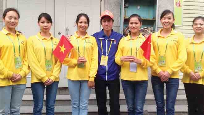 Phóng viên Tiền Phong (giữa) với các tình nguyện viên Trung Quốc. Ảnh: NGUYỄN MINH